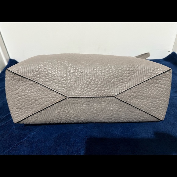 Authentic BURBERRY Dewsburry Convertible Tote Check Embossed Leather Medium Size - Picture 9 of 12